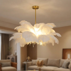 Lustre en plumes d'autruche blanches suspendu au plafond diffusant une lumière chaude dans un salon nordique