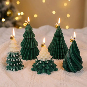Cinq bougies sapin de Noël en cire de soja allumées dans une ambiance festive