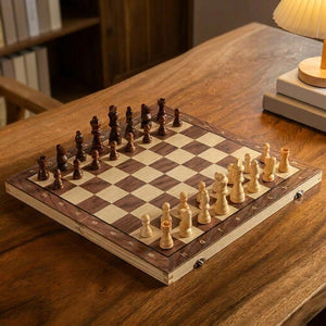 Jeu d'échecs en bois ouvert avec ses pièces installées sur une table dans un bureau cosy