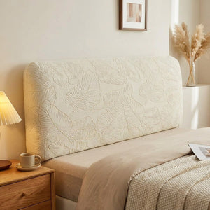 Housse de tête de lit beige en jacquard à motif feuilles installée dans une chambre chaleureuse