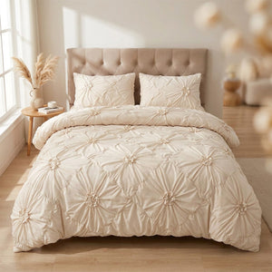 Parure de lit beige aux fleurs froncées en relief installée sur un lit dans une chambre lumineuse