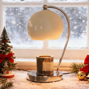 Lampe chauffe-bougie blanche allumée sur le rebord d'une fenêtre en hiver