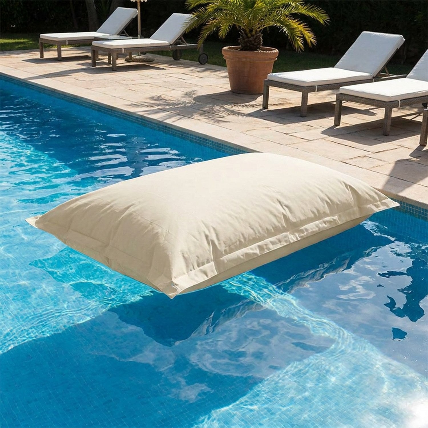 Pouf flottant beige au bord d'une piscine ensoleillée