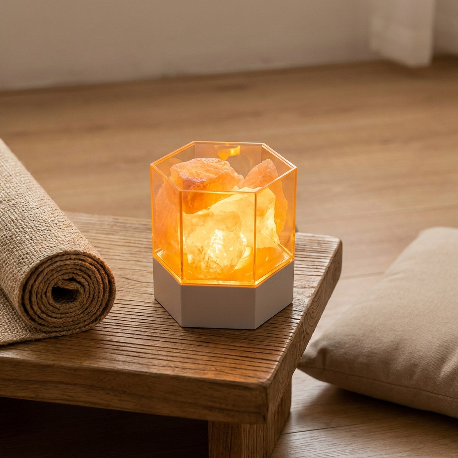Lampe de sel hexagonale posée près d'un tapis de yoga roulé