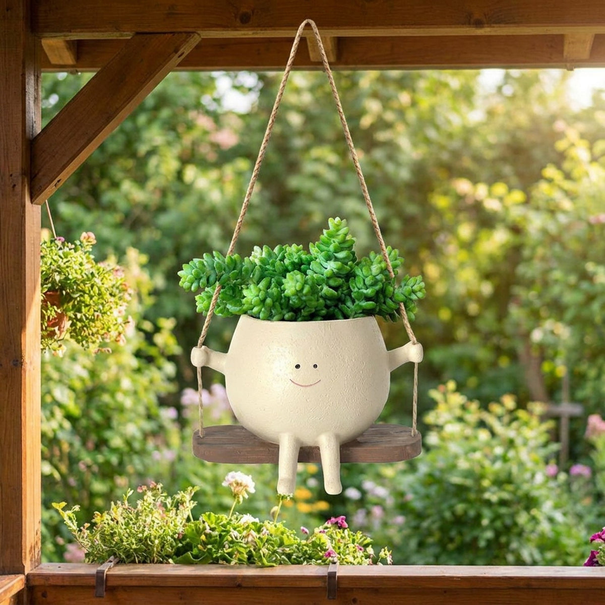 Pot de fleurs suspendu visage souriant accroché sur un balcon en bois dans un jardin verdoyant