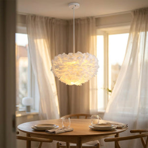 Suspension boule en fausses plumes blanches allumée dans un coin repas lumineux