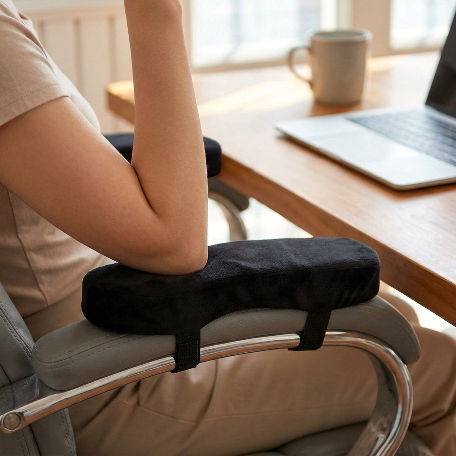 Avant-bras posé sur le coussin d'accoudoir en mousse à mémoire à un bureau