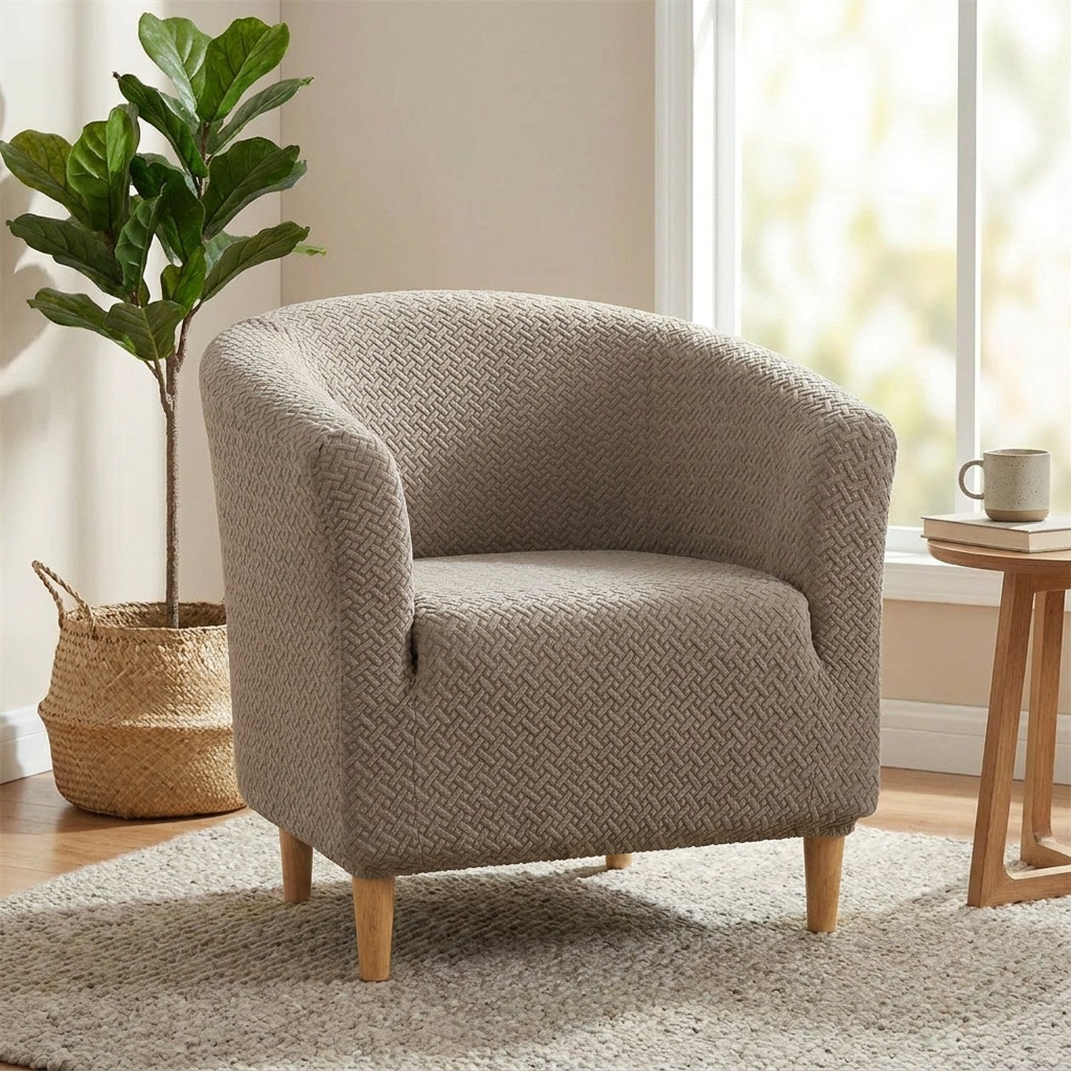 Fauteuil cabriolet habillé de sa housse taupe dans un salon lumineux avec plante verte