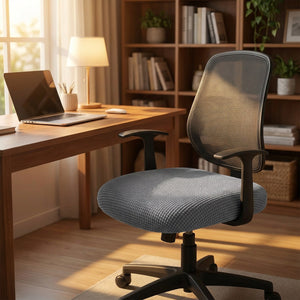 Chaise de bureau avec housse d'assise texturée dans un bureau chaleureux