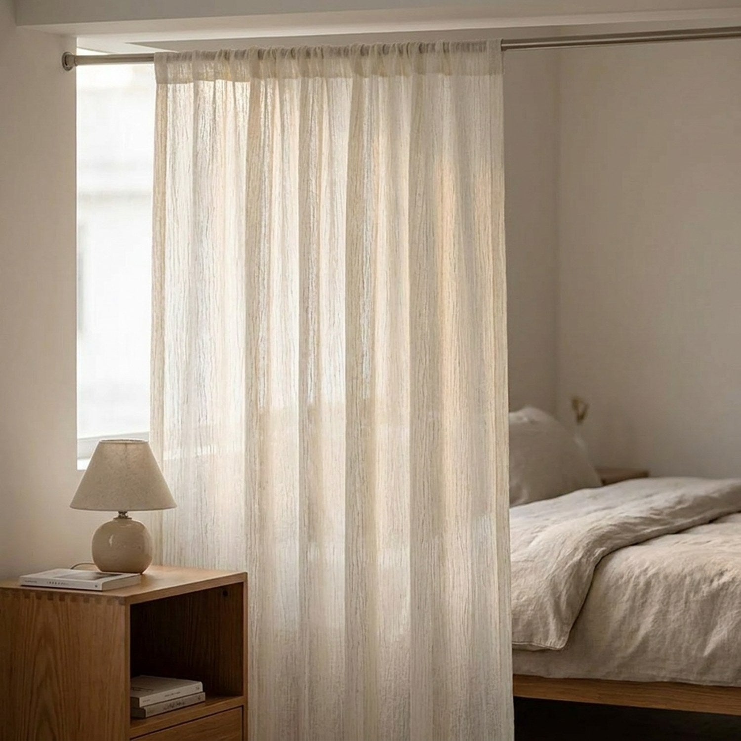 Voilage texturé blanc dans une chambre cosy près d'une table de chevet