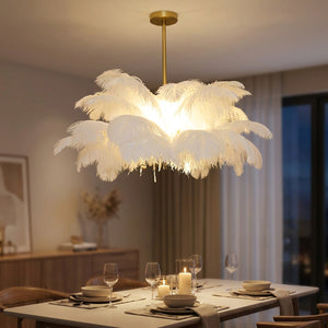 Lustre en plumes d'autruche blanches suspendu au-dessus d'une table à manger dressée