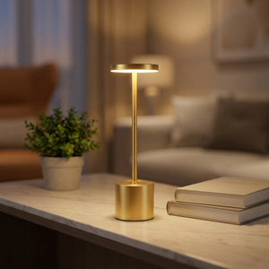 Lampe de table dorée allumée sur une console en marbre dans un salon moderne