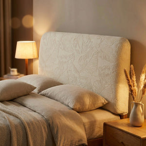 Housse de tête de lit beige posée sur un lit dans une chambre cocooning en soirée