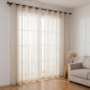 Voilage tulle beige suspendu à une grande fenêtre de salon lumineux avec canapé beige