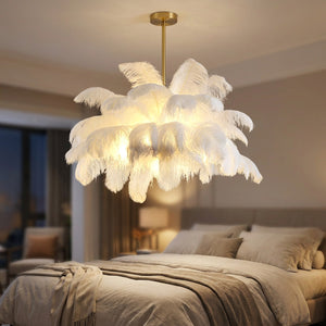 Lustre en plumes d'autruche blanches suspendu au-dessus d'un lit dans une chambre cosy