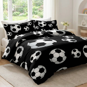 Housse de couette football noire sur un lit près d'une fenêtre donnant sur un jardin