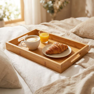Plateau en bambou servant un petit déjeuner au lit avec café croissant et jus d orange