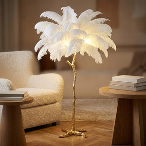 Lampadaire en plumes d'autruche dans un coin lecture avec fauteuil et lumière tamisée