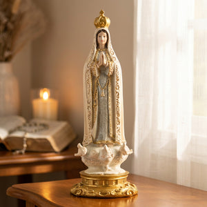 Statue religieuse crème et dorée dans un coin de prière baigné de lumière douce