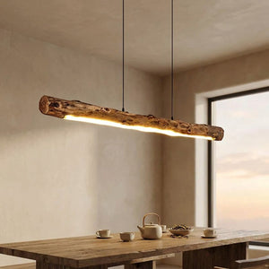 Suspension en bois naturel allumée au-dessus d'une table dressée pour le thé