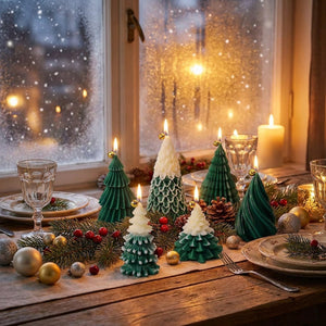 Bougies sapin de Noël sur une table de fête près d'une fenêtre enneigée