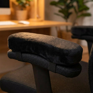 Gros plan sur la texture douce du coussin d'accoudoir en mousse à mémoire