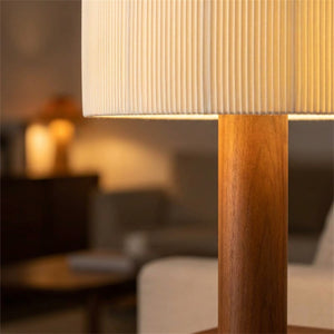 Lampe de table en bois avec abat-jour plissé vue de détail texture tissu