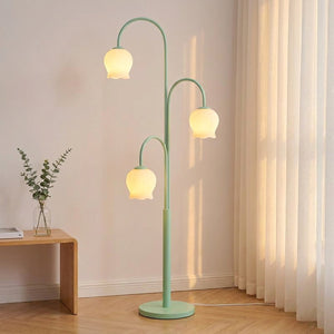 Lampadaire muguet dans un coin salon féminin à la lumière dorée
