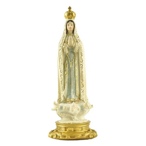Statue de Notre-Dame de Fatima vue de face sur fond neutre