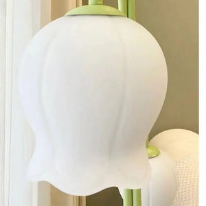 Gros plan sur l'abat-jour fleur de muguet blanc dépoli du lampadaire