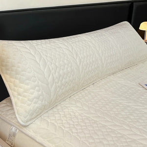 Housse de traversin en peluche matelassée blanc crème sur un lit