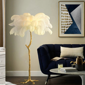 Lampadaire en plumes d'autruche blanches près d'un canapé contemporain