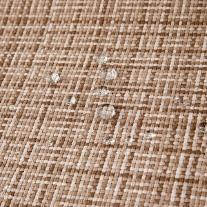Gros plan du tissage texturé imperméable avec des gouttes d'eau perlant à la surface