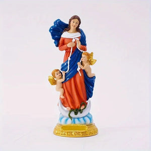 Gros plan de la statue de Marie à la robe rouge et au voile bleu