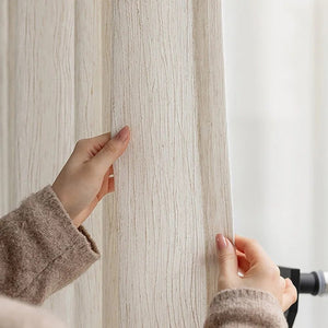 Détail de la trame verticale texturée du voilage tenue à la main