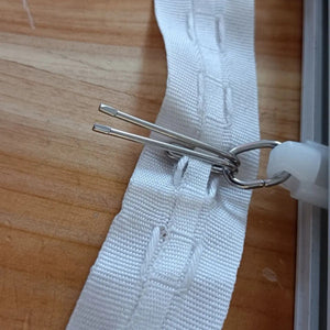 Ruban galon fronceur blanc plissé pour rideaux avec crochet devant une fenêtre