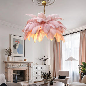 Lustre en plumes d'autruche roses suspendu dans un salon avec cheminée