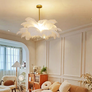 Lustre en plumes d'autruche blanches allumé dans un séjour clair