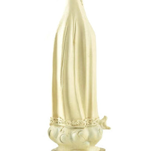 Vue arrière de la statue de Fatima avec sa couronne dorée