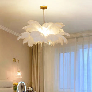 Lustre en plumes d'autruche blanches suspendu près d'une fenêtre voilée