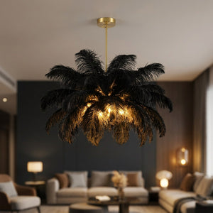 Lustre en plumes d'autruche noires suspendu dans un salon au mur sombre