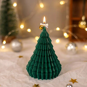 Bougie sapin de Noël plissée verte en forme de cône allumée