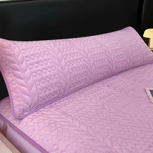 Housse de traversin en peluche matelassée mauve sur un lit