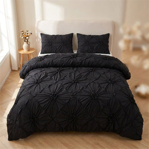 Parure de lit noire aux fleurs froncées en relief sur un lit dans une chambre moderne