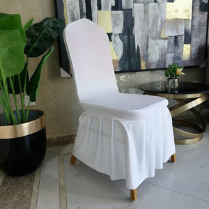 Housse de chaise blanche jupe extensible vue de face en intérieur