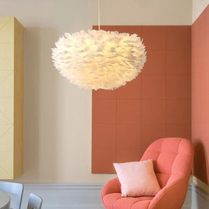 Suspension boule en plumes blanches allumée dans un salon moderne