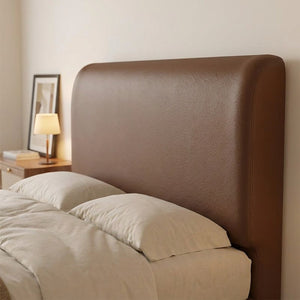 Housse de tête de lit effet cuir marron installée sur un lit dans une chambre lumineuse