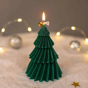 Bougie sapin de Noël étagée verte classique allumée