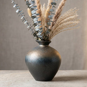 Vase céramique imitation pierre bleu avec eucalyptus