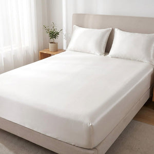 Drap housse satin blanc dans une chambre lumineuse et minimaliste